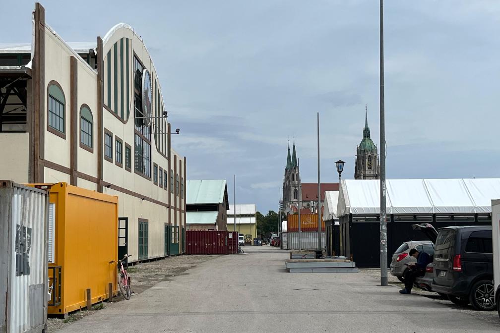 Rückseits der Zelte in der Anlieferstraße geht es ruhiger zu.