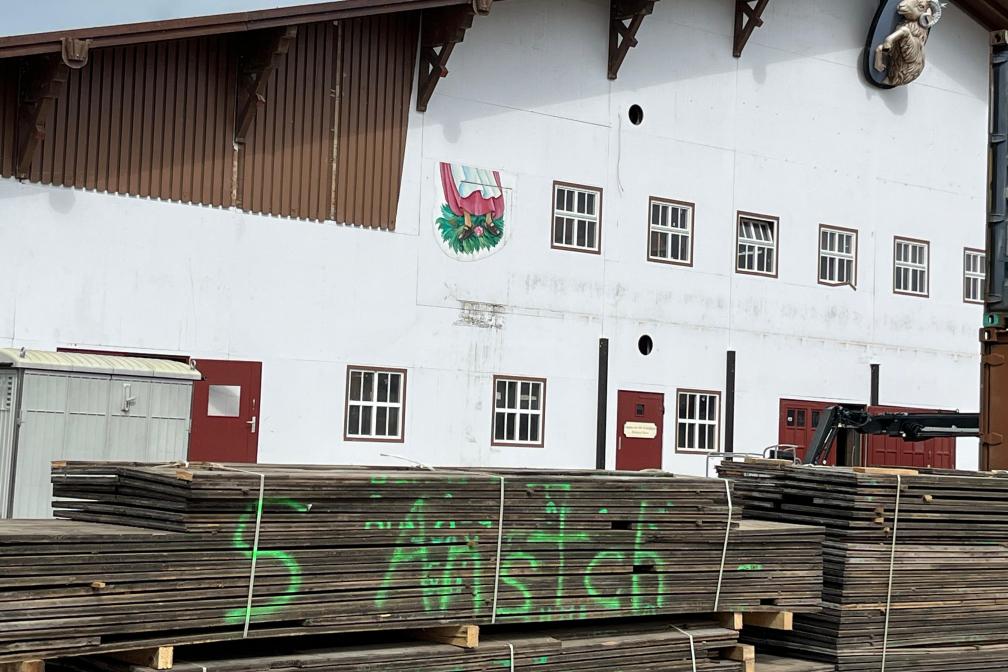 Der Boden für die Anstich-Boxe wartet noch vor dem Schottenhamel.