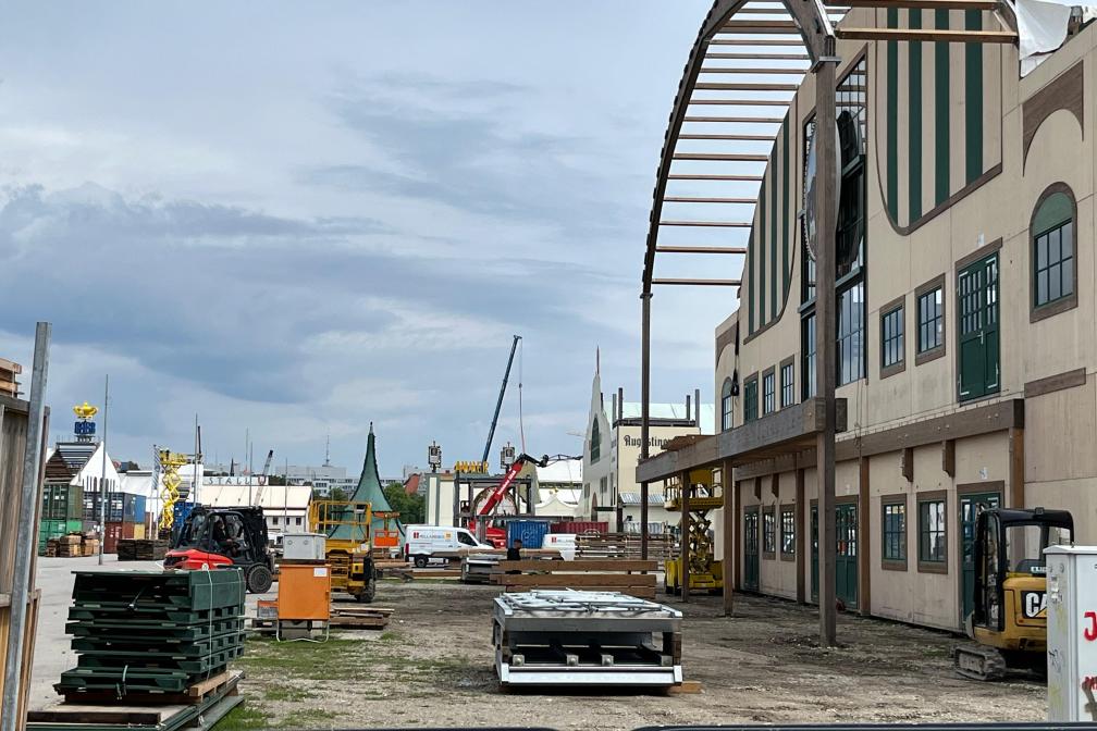 An der Bräurosl entseht derzeit der Eingangsbogen. 