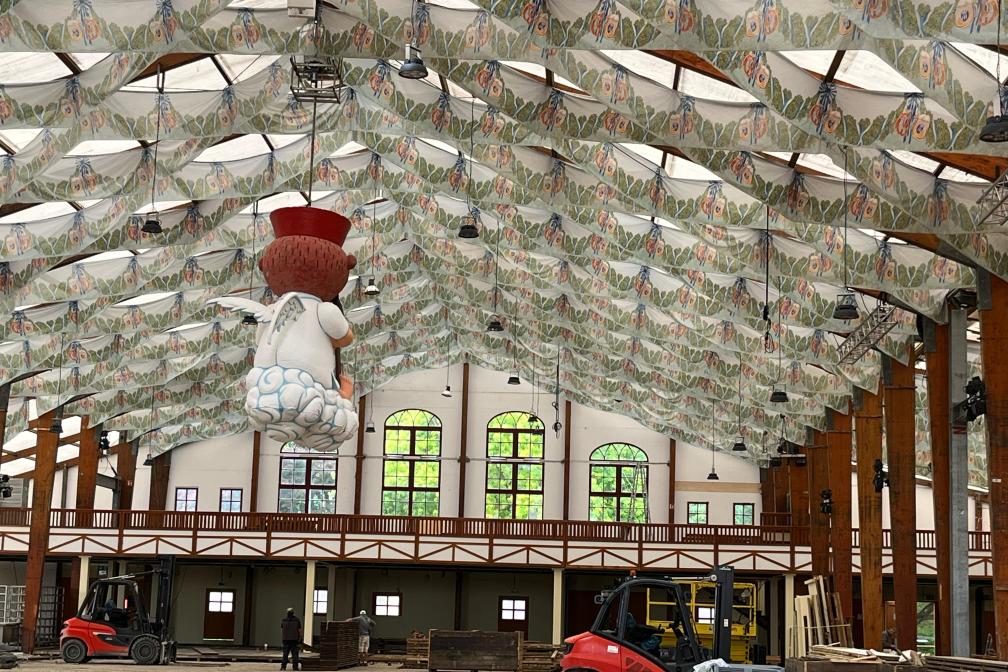 Der Engel Aloisius schwebt bereits hoch oben am Hofbräu-Festzelt