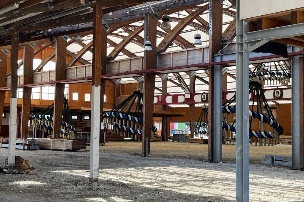 Im Löwenbräu-Festzelt hängen bereits die ersten Festkränze und Girlanden 