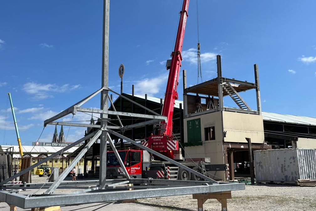 Das Augustiner Festhalle erhält seinen Holzfassturm. 