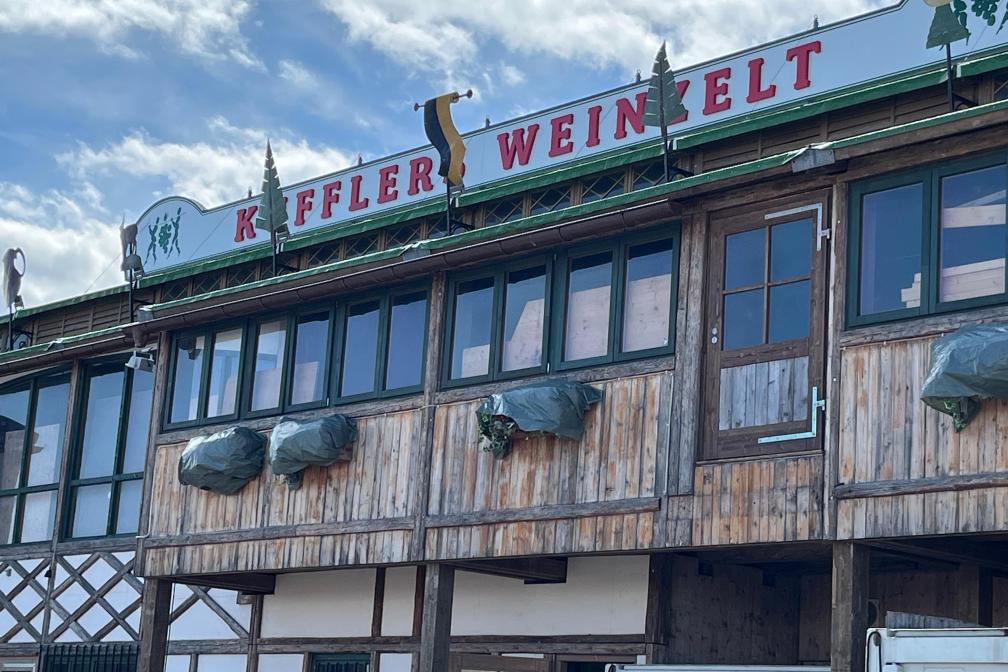 Kufflers Weinzelt während des Aufbaus. 