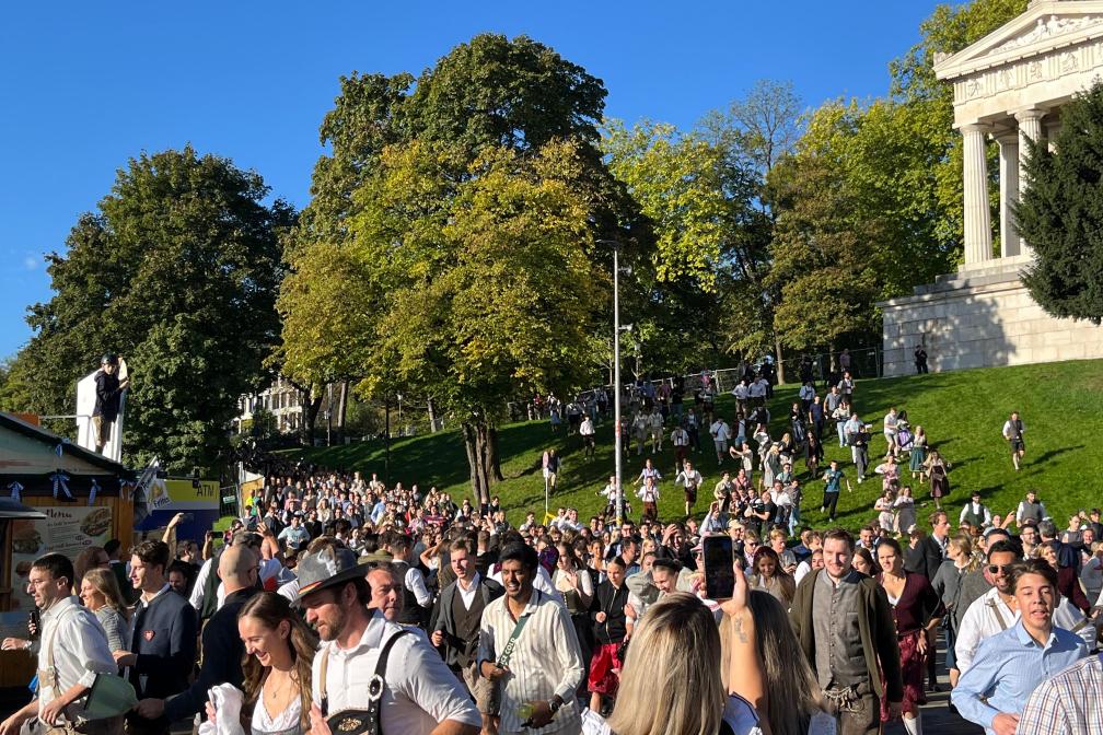 Um 9 Uhr liefen tausende Gäste auf das Festgelände 