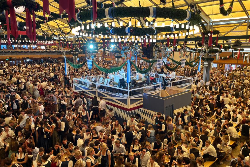 Freie Plätze gab es in der Festhalle Schottenhamel am Anstichtagkeine mehr.