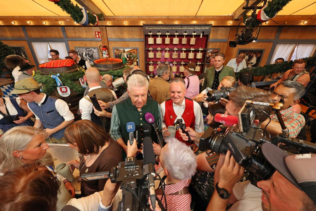 Großer Medienandrang beim Anstich. 