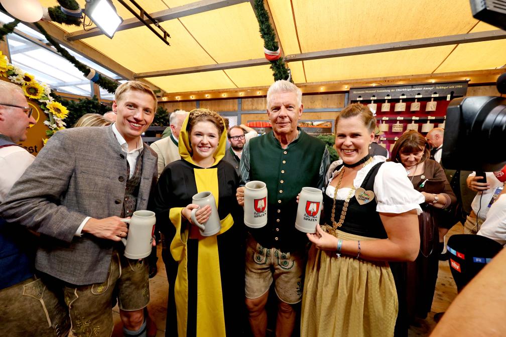  Zweiter Bürgermeister Dominik Krause das Münchner Kindl Franziska Inselkammer, Oberbürgermeister Dieter Reiter und Dritte Bürgermeisterin Verena Dietl. 