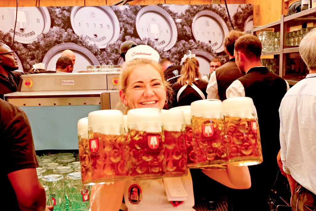 Gleich nach dem Anstich bekamen die Gäste ihr erstes Bier. 