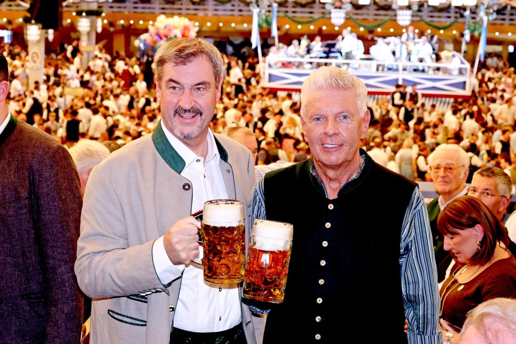 Ministerpräsident Markus Söder und OB Dieter Reiter beim Anstich. 