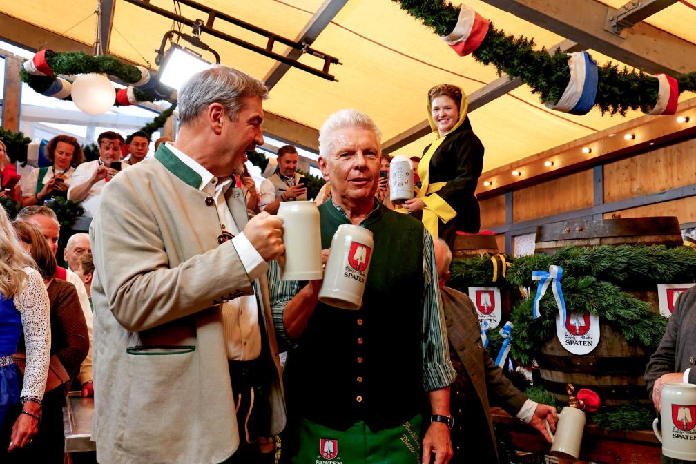 Ministerpräsident Dr. Markus Söder und Oberbürgermeister Dieter Reiter stoßen auf eine friedliche Wiesn an.