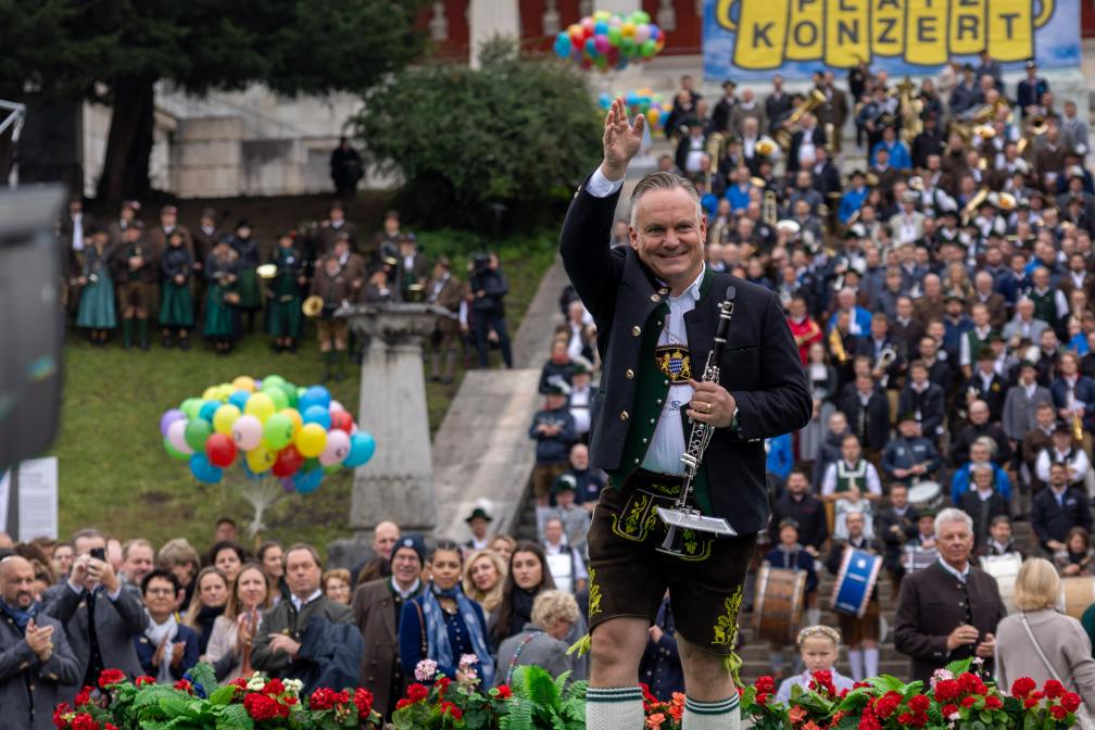 Wiesnchef Dr. Christian Scharpf dirigiert die Wiesn-Kapellen.