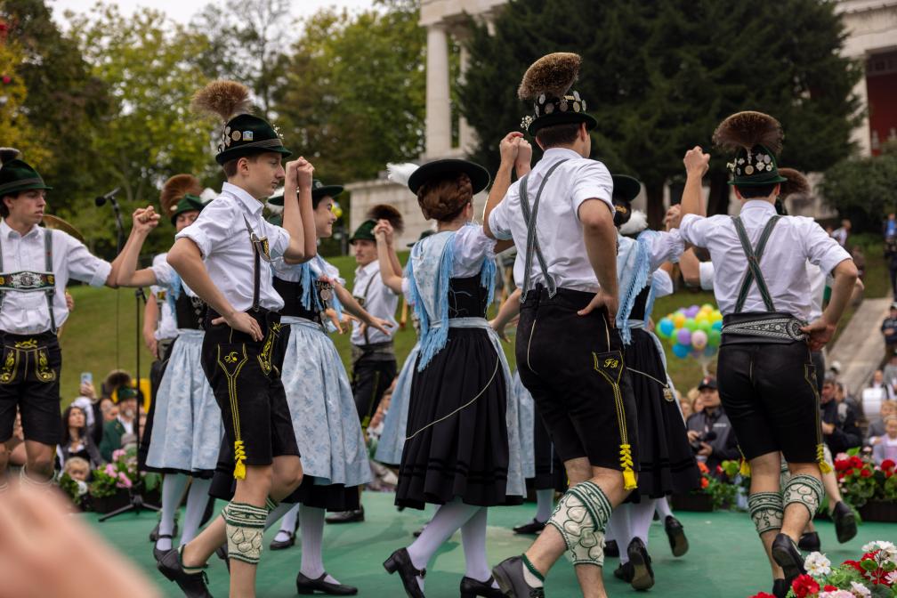 Trachtentänze gehören ebenfalls zum Programm.