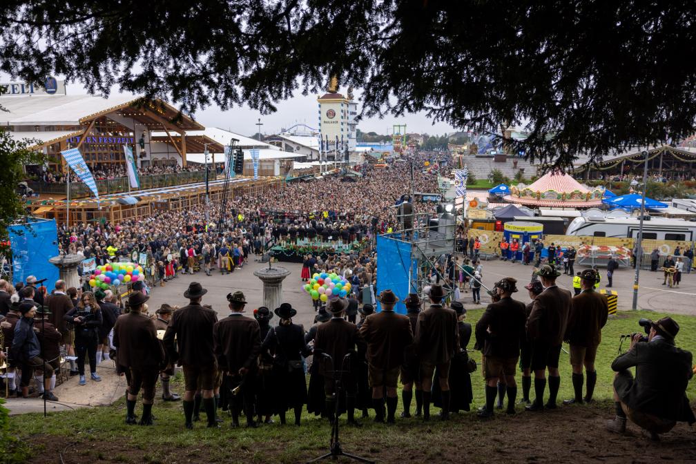 Das Platzkonzert der Wiesnwirte zieht tausende Schaulustige an.