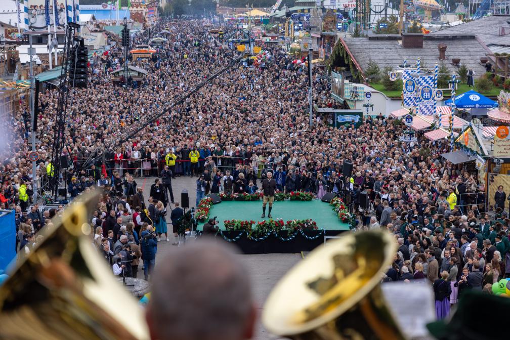 Das Besucherinteresse ist beim Platzkonzert immer besonders groß.