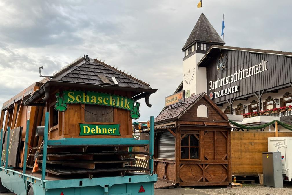 Schaschlik Dehner ist noch aufgeladen und fährt gerade am Armbrustschützenzelt vorbei