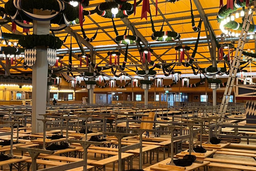Blick ins leere Schottenhamel Festzelt 10 Tage vor dem Start