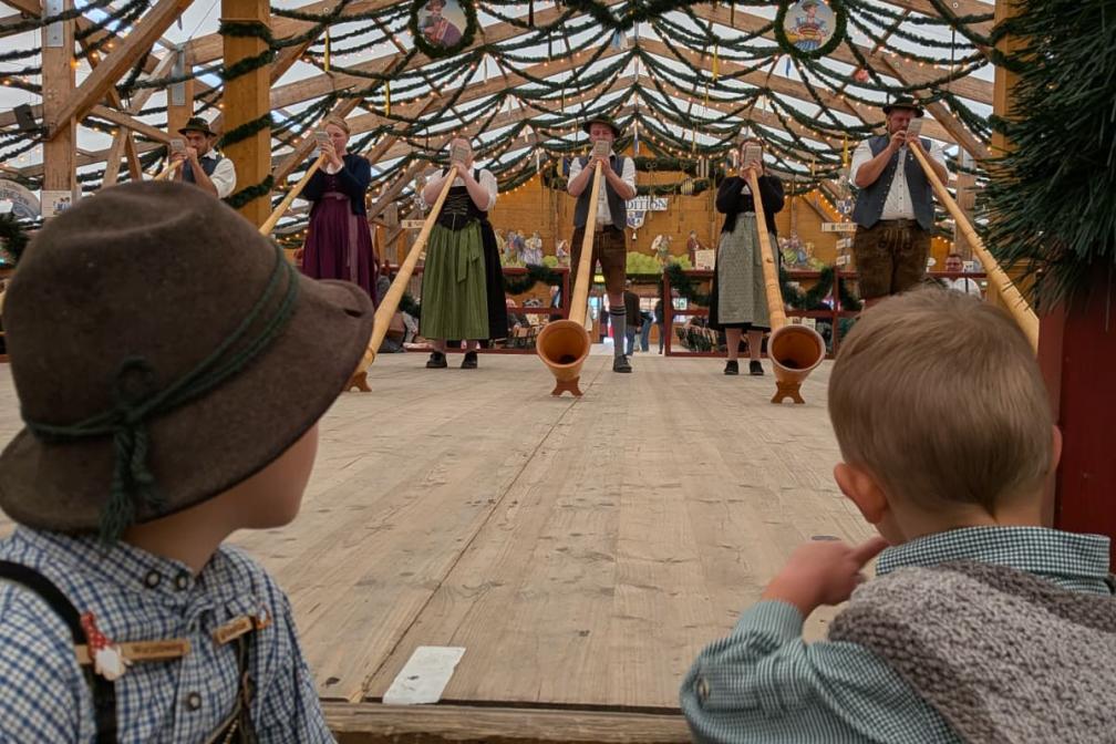 Auch für den Volksfest-Nachwuchs gibt es hier einiges zum Staunen. 