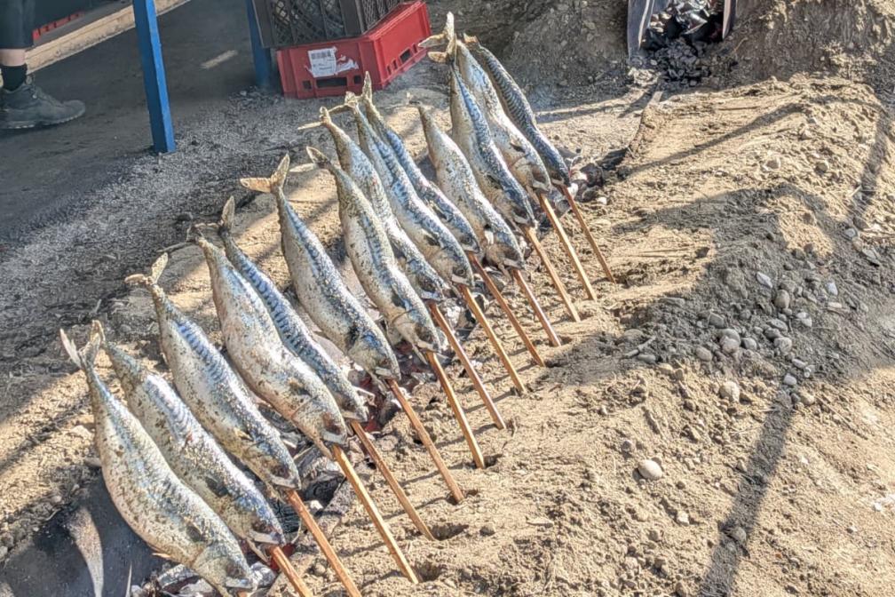 In der Fischer Vroni gibt es den berühmten Steckerlfisch