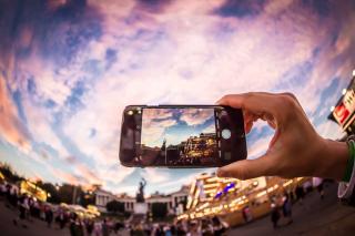 Aufnahme eines Smartphonefotos von der Bavaria während der Wiesn