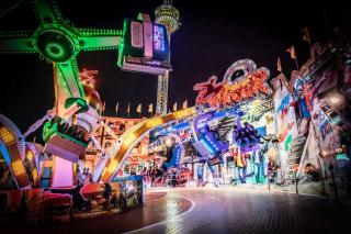 Der bunt beleuchtete Parkour bei Nacht