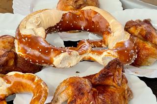 Nahaufnahme von 4 Wiesn-Händeln und einer großen Breze Nahaufnahme von 4 Wiesn-Händeln und einer großen Breze