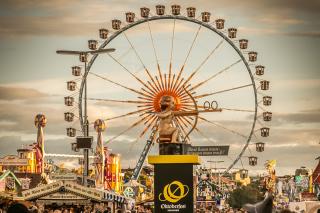 Großes Riesenrad auf dem Oktoberfest in München