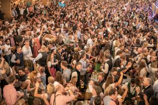 Beste Oktoberfeststimmung in einem gut besuchten Festzelt