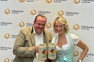 Clemens Baumgärtner und Monika Gruber mit dem offiziellen Wiesnkrug 2023