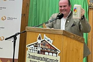 Clemens Baumgärtner mit dem offiziellen Wiesnkrug 2023