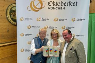 Manfred Escher, Monika Gruber und Clemens Baumgärtner mit dem offiziellen Wiesnkrug 2023
