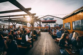 Biergarten vom Armbrustschützenzelt auf dem Münchener Oktoberfest Abendstimmung im Biergarten vom Armbrustschützenzelt auf dem Münchener Oktoberfest