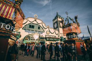 Eingangsbereich der Augustiner-Festhalle Eingangsbereich der Augustiner-Festhalle auf dem Oktoberfest