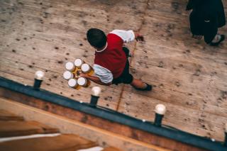 Bedienung in Tracht mit sechs Maß Bier im Bierzelt Bedienung in Tracht mit sechs Maß Bier im Bierzelt
