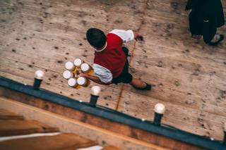 Bedienung in Tracht mit sechs Maß Bier im Bierzelt