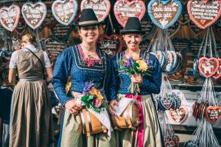 Zwei Damen in echter alten Tracht aus dem Oberland