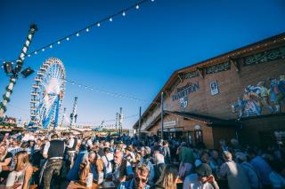 Biergartenbereich vom Festzelt Tradition auf der Oidn Wiesn