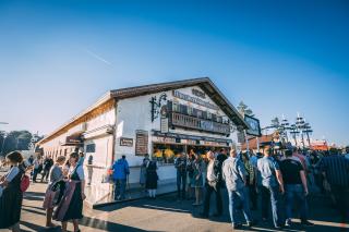 Heinz Wurst- und Hühnerbraterei auf dem Münchner Oktoberfest