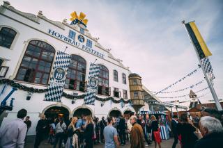 Außenfassade Hofbräu-Festzelt Außenfassade des Hofbräu-Festzelts mit Menschen vor dem Eingang