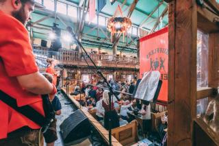 Insgesamt fünf Bands sorgen die Woche über ab Mittag abwechselnd für Stimmung in Kufflers Weinzelt. Insgesamt fünf Bands sorgen die Woche über ab Mittag abwechselnd für Stimmung in Kufflers Weinzelt.