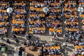 Wiesnbesucher im Biergarten aus der Vogelperspektive Wiesnbesucher im Biergarten aus der Vogelperspektive