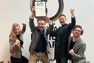 Agentur RED feiert mit dem Award in der Hand Agentur RED feiert mit dem Award in der Hand