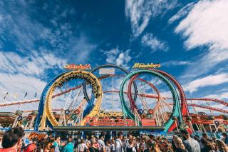 Frontalansicht des Olympia-Loopings während der Wiesn