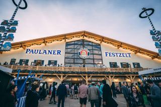 Das Paulaner Festzelt auf dem Münchener Oktoberfest Das Paulaner Festzelt auf dem Münchener Oktoberfest
