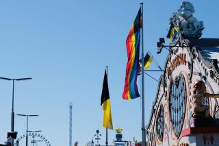 regenbohne-fahne-wiesn.jpg