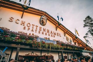 Die Festhalle Schottenhamel auf dem Münchner Oktoberfest Die Festhalle Schottenhamel auf dem Münchner Oktoberfest