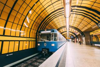 U-Bahn an der Haltestelle Theresienwiese