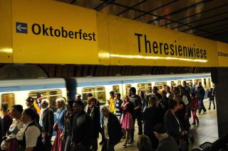 wiesn-stationsschild-2000.jpg