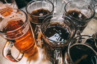 Alkoholfreie Drinks auf einem Tisch Alkoholfreie Drinks auf einem Tisch