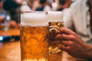 Freibier auf der Wiesn Zwei Maß Bier auf einer Bierbank
