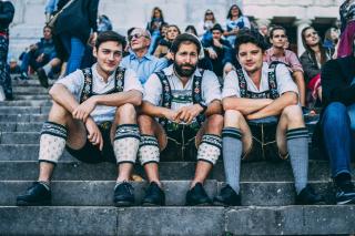 Drei Männer in Tracht auf den Stufen der Bavaria